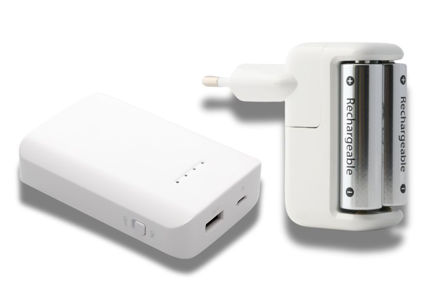 Smart chargers vs. standard chargers: Compare their advantages, performance, and suitability for various devices and batteries.